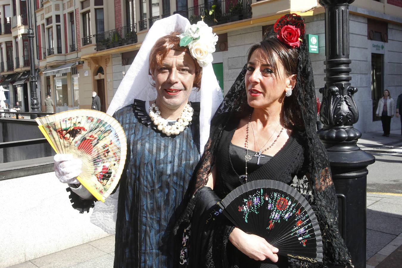 Fotos: Un pasacalles de &#039;pequeños héroes&#039; por las calles de Gijón