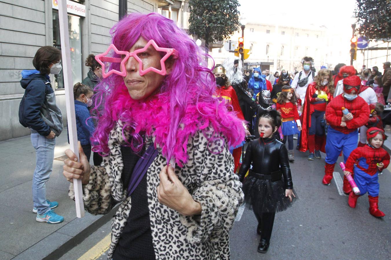 Fotos: Un pasacalles de &#039;pequeños héroes&#039; por las calles de Gijón