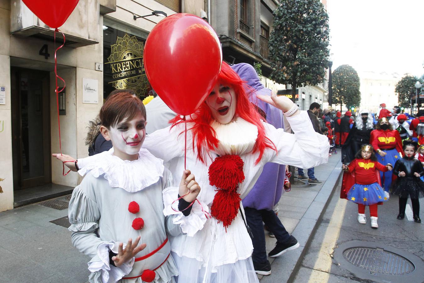 Fotos: Un pasacalles de &#039;pequeños héroes&#039; por las calles de Gijón