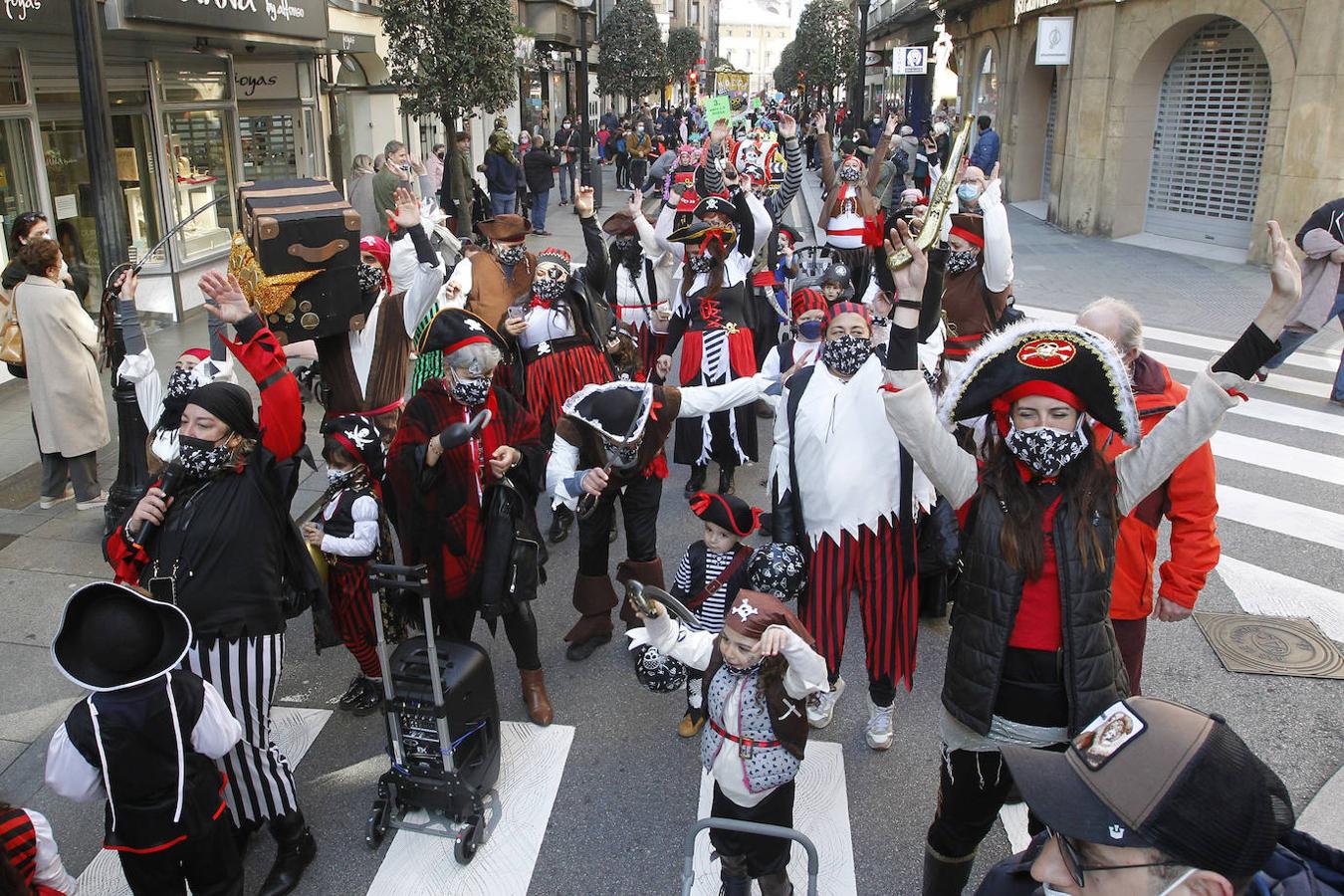 Fotos: Un pasacalles de &#039;pequeños héroes&#039; por las calles de Gijón