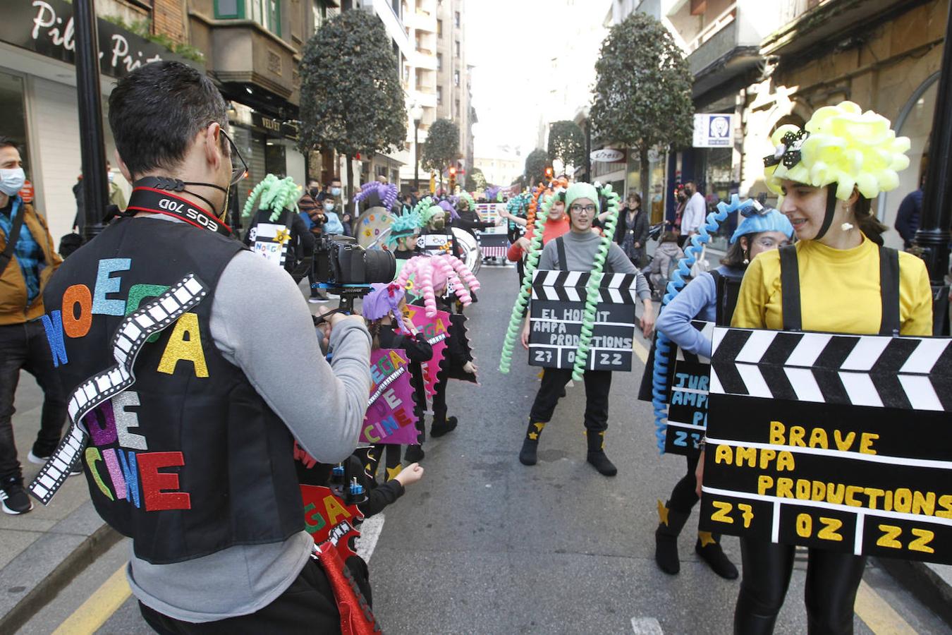 Fotos: Un pasacalles de &#039;pequeños héroes&#039; por las calles de Gijón