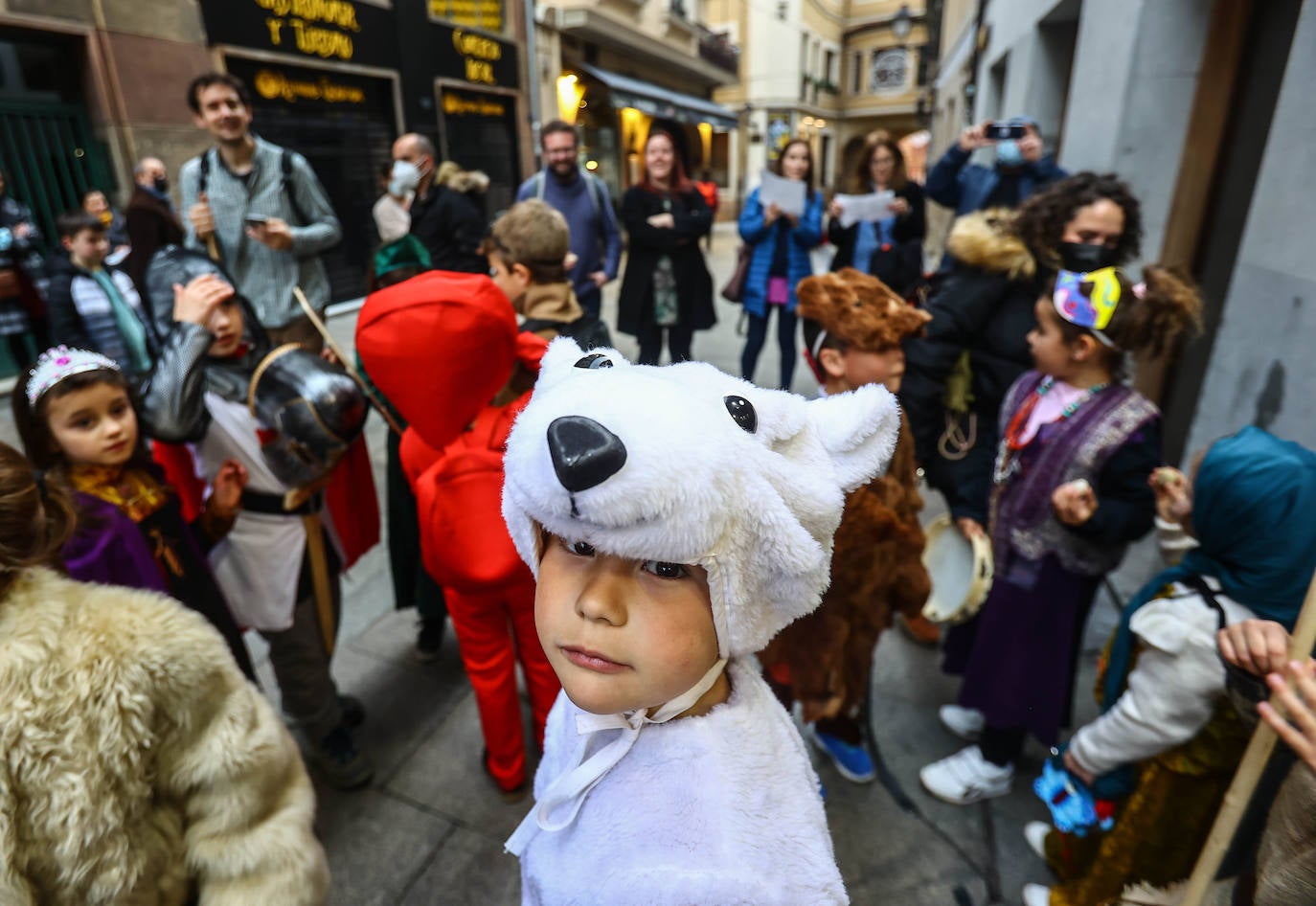 Con el cántico de «Arriba los Mazcaritos, abajos los aburridos', los un grupo de niños, disfrazados para la ocasión, celebra el Antroxu infantil y consiguen todo un botín de chuches