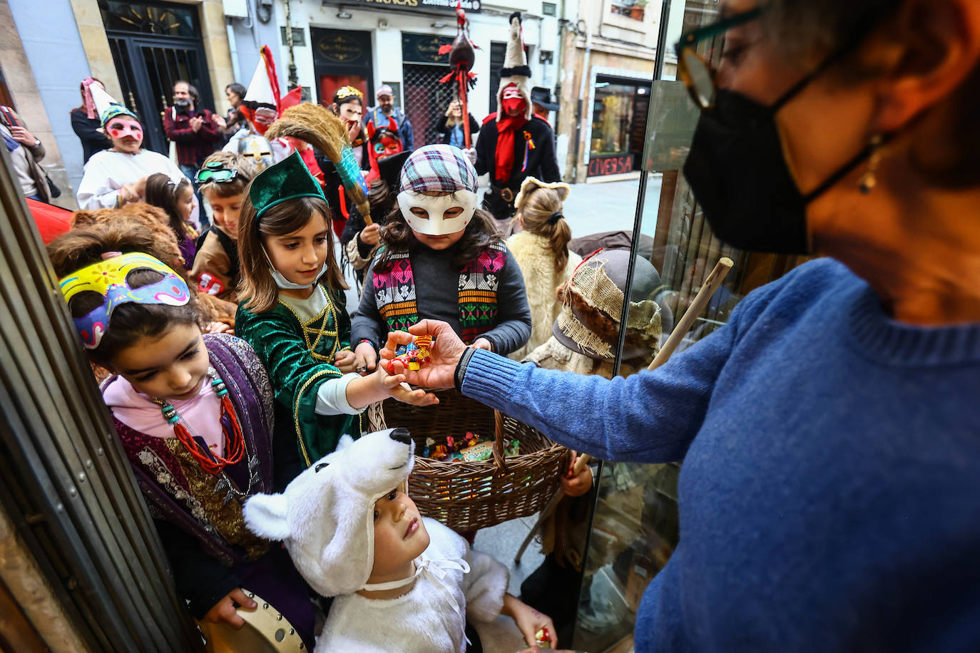 Con el cántico de «Arriba los Mazcaritos, abajos los aburridos', los un grupo de niños, disfrazados para la ocasión, celebra el Antroxu infantil y consiguen todo un botín de chuches