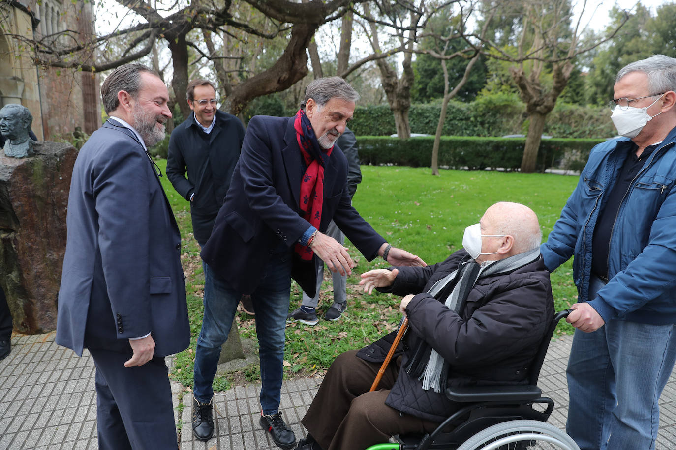 La familia despidió al expresidente del Sporting arropada por numerosas personas de todos los ámbitos locales y regionales