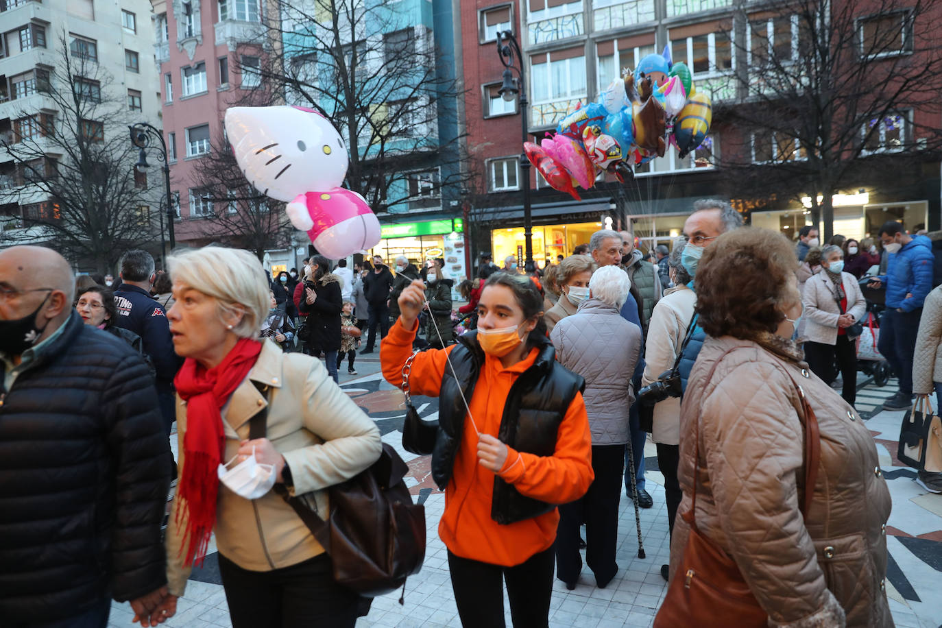 El público se entregó a las seis charangas que participaron ayer en el tradicional concurso en el Jovellanos. La Sardina bajó al escenario para bailar la 'Conga de Covadonga'