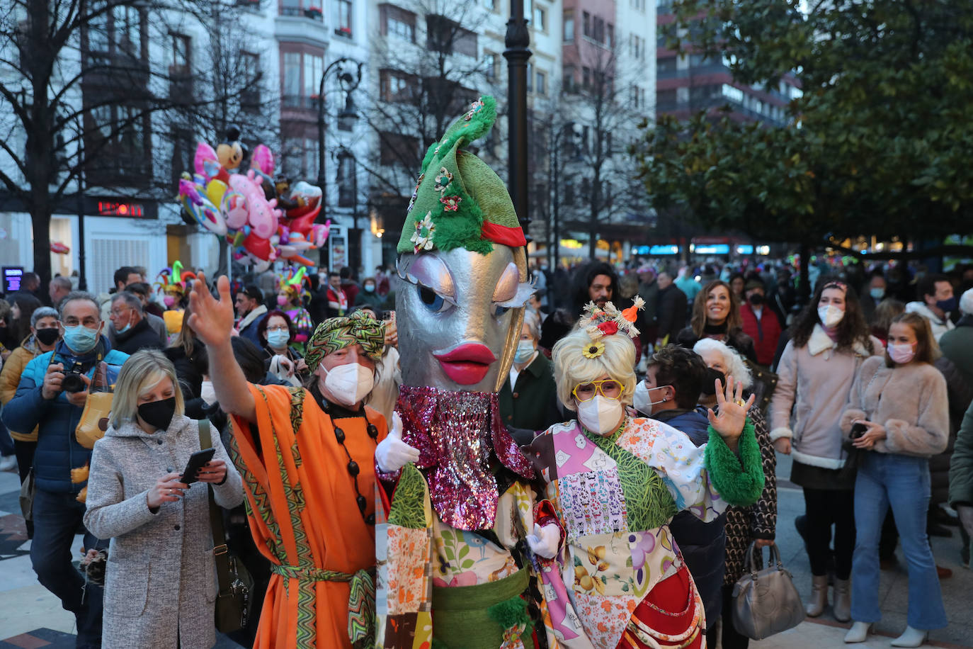 El público se entregó a las seis charangas que participaron ayer en el tradicional concurso en el Jovellanos. La Sardina bajó al escenario para bailar la 'Conga de Covadonga'