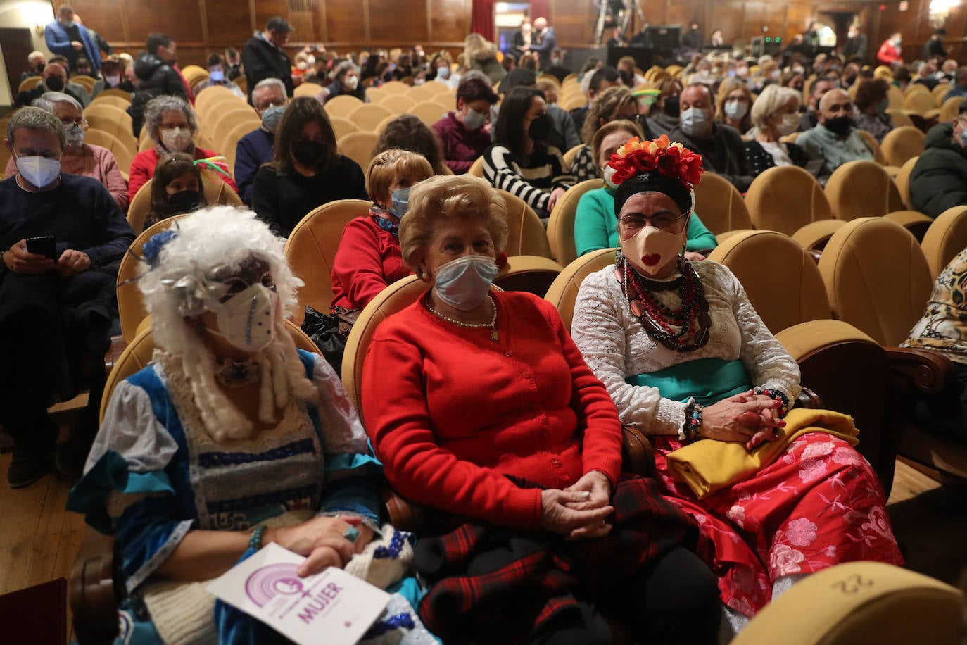 El público se entregó a las seis charangas que participaron ayer en el tradicional concurso en el Jovellanos. La Sardina bajó al escenario para bailar la 'Conga de Covadonga'