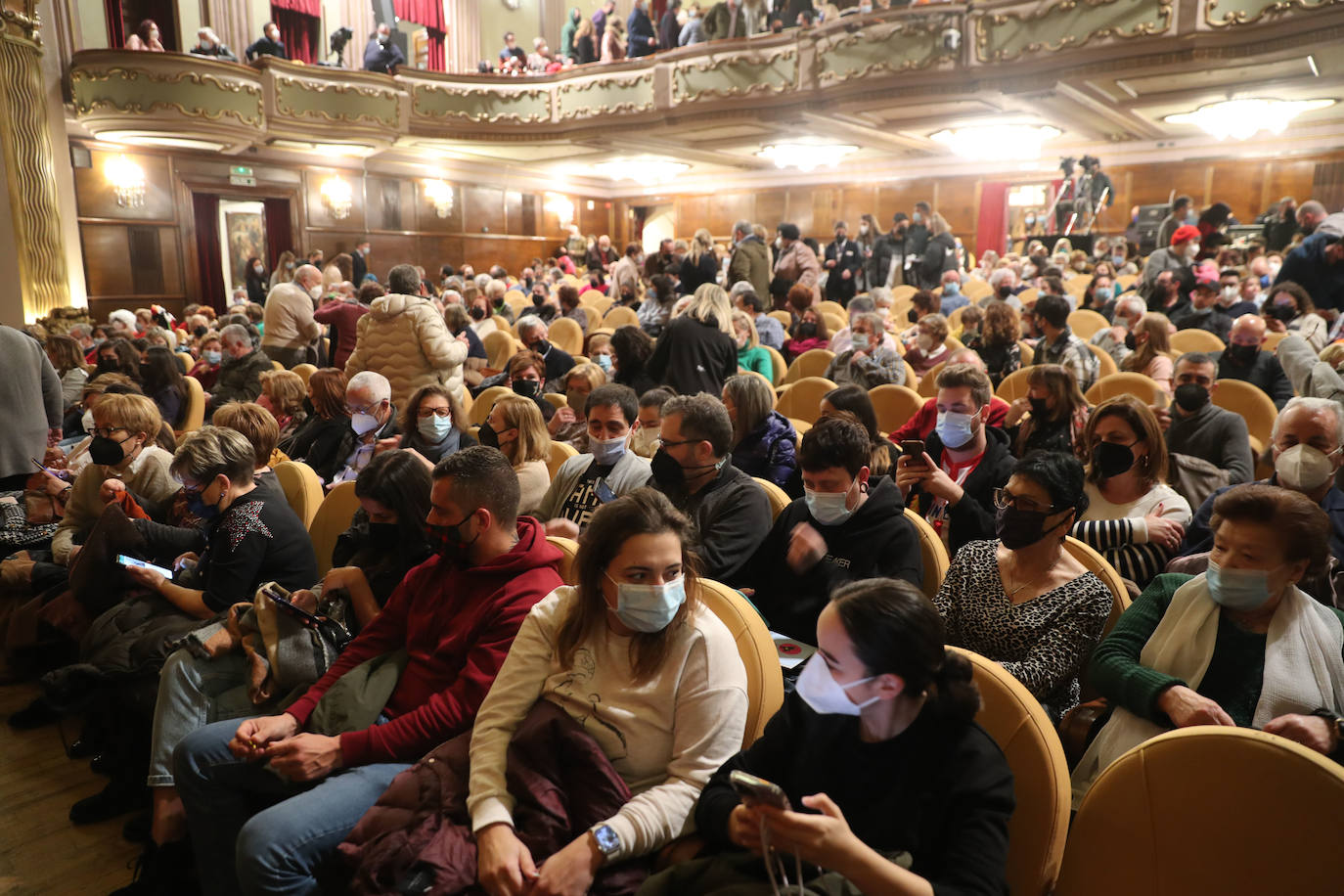 El público se entregó a las seis charangas que participaron ayer en el tradicional concurso en el Jovellanos. La Sardina bajó al escenario para bailar la 'Conga de Covadonga'