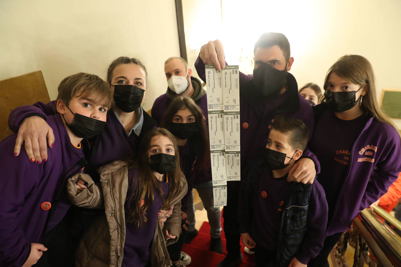 El público se entregó a las seis charangas que participaron ayer en el tradicional concurso en el Jovellanos. La Sardina bajó al escenario para bailar la 'Conga de Covadonga'