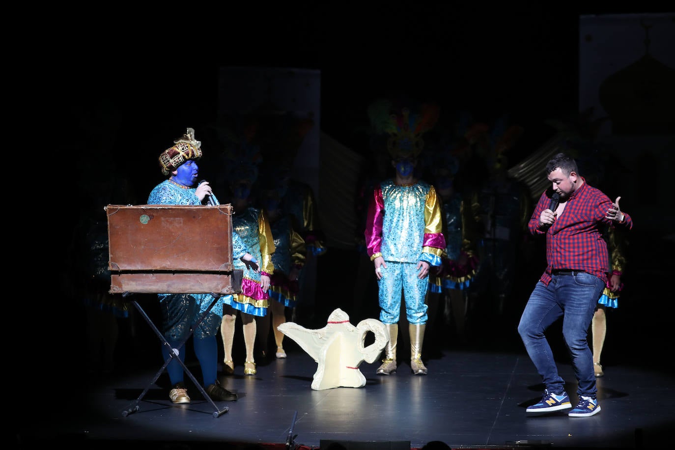 El público se entregó a las seis charangas que participaron ayer en el tradicional concurso en el Jovellanos. La Sardina bajó al escenario para bailar la 'Conga de Covadonga'