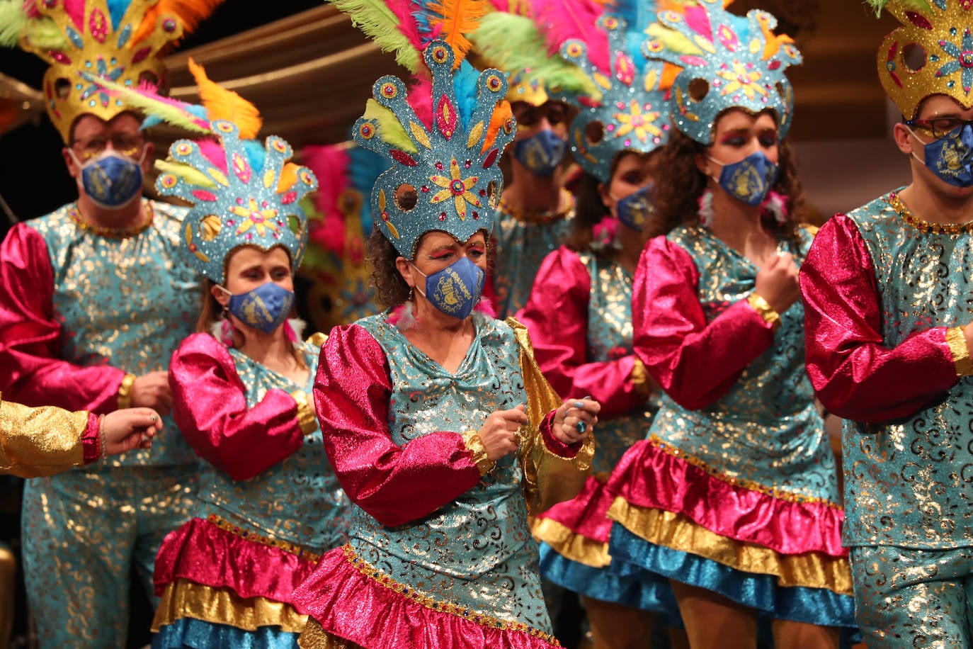 El público se entregó a las seis charangas que participaron ayer en el tradicional concurso en el Jovellanos. La Sardina bajó al escenario para bailar la 'Conga de Covadonga'