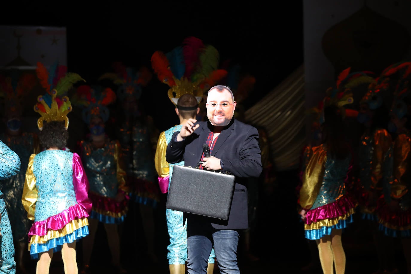 El público se entregó a las seis charangas que participaron ayer en el tradicional concurso en el Jovellanos. La Sardina bajó al escenario para bailar la 'Conga de Covadonga'