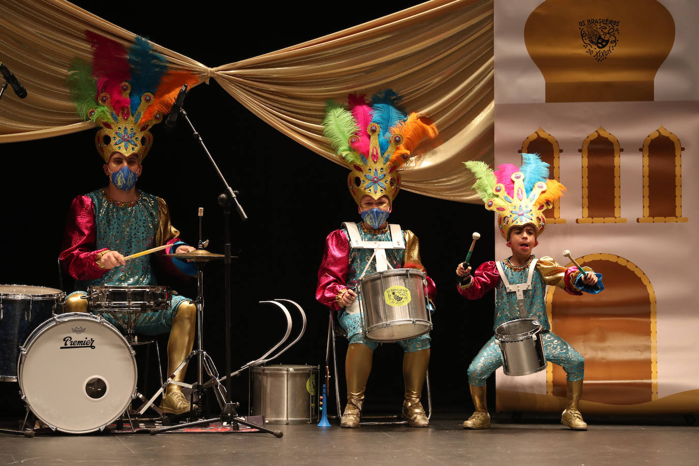 El público se entregó a las seis charangas que participaron ayer en el tradicional concurso en el Jovellanos. La Sardina bajó al escenario para bailar la 'Conga de Covadonga'