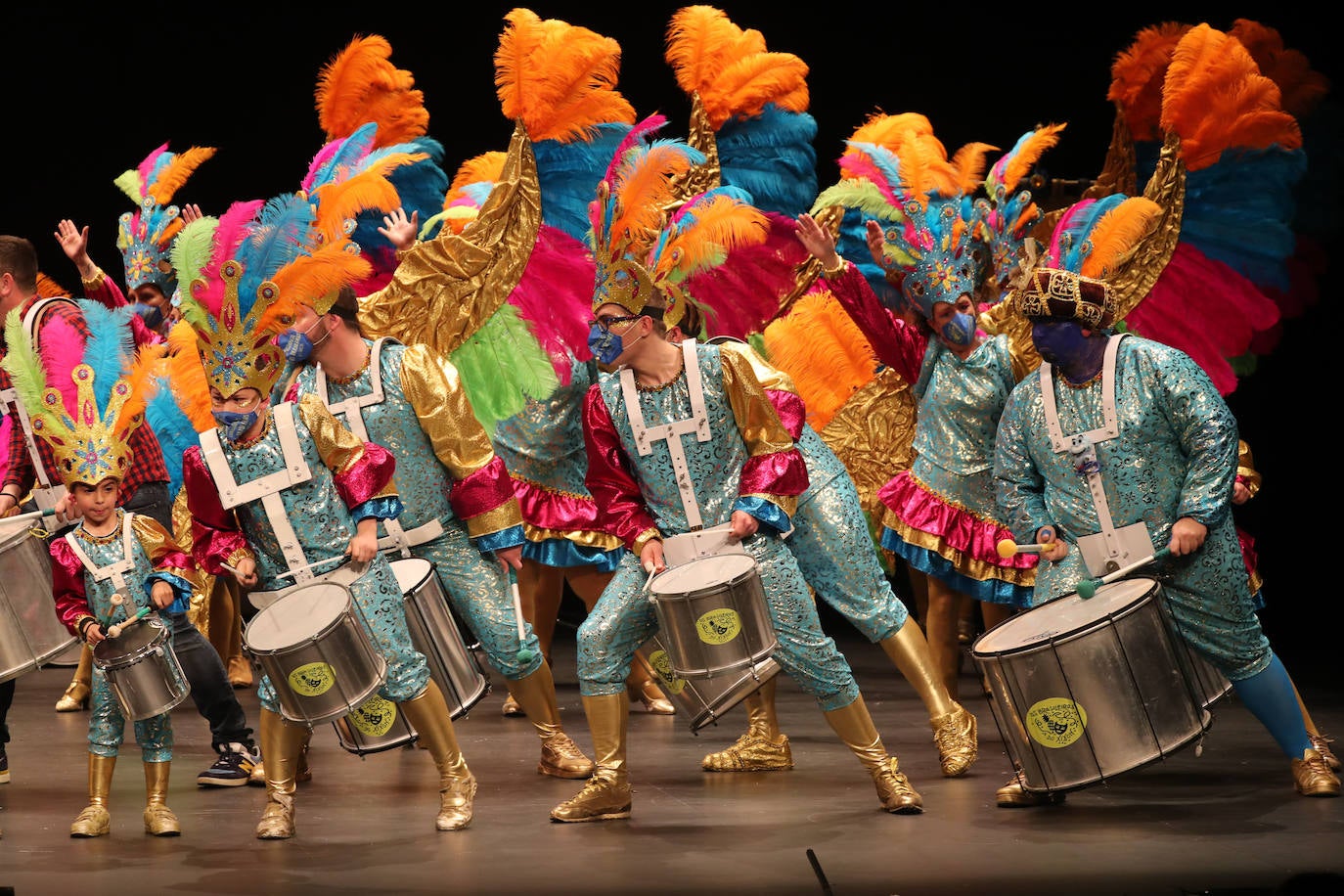 El público se entregó a las seis charangas que participaron ayer en el tradicional concurso en el Jovellanos. La Sardina bajó al escenario para bailar la 'Conga de Covadonga'