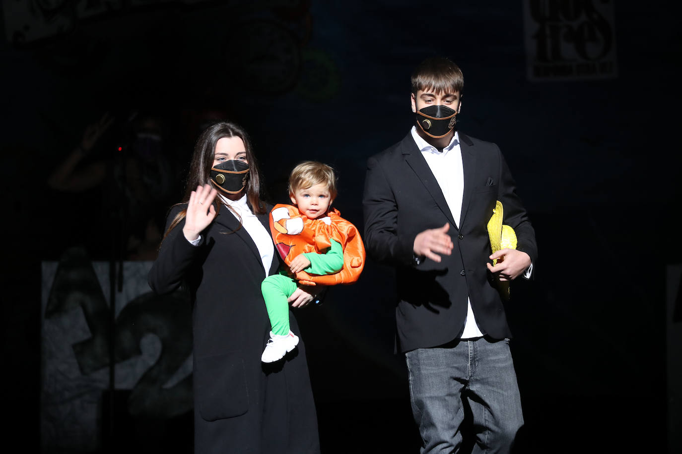 El público se entregó a las seis charangas que participaron ayer en el tradicional concurso en el Jovellanos. La Sardina bajó al escenario para bailar la 'Conga de Covadonga'