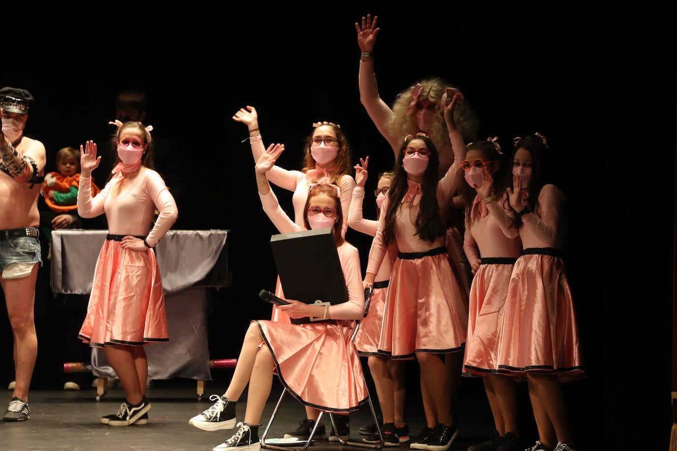 El público se entregó a las seis charangas que participaron ayer en el tradicional concurso en el Jovellanos. La Sardina bajó al escenario para bailar la 'Conga de Covadonga'