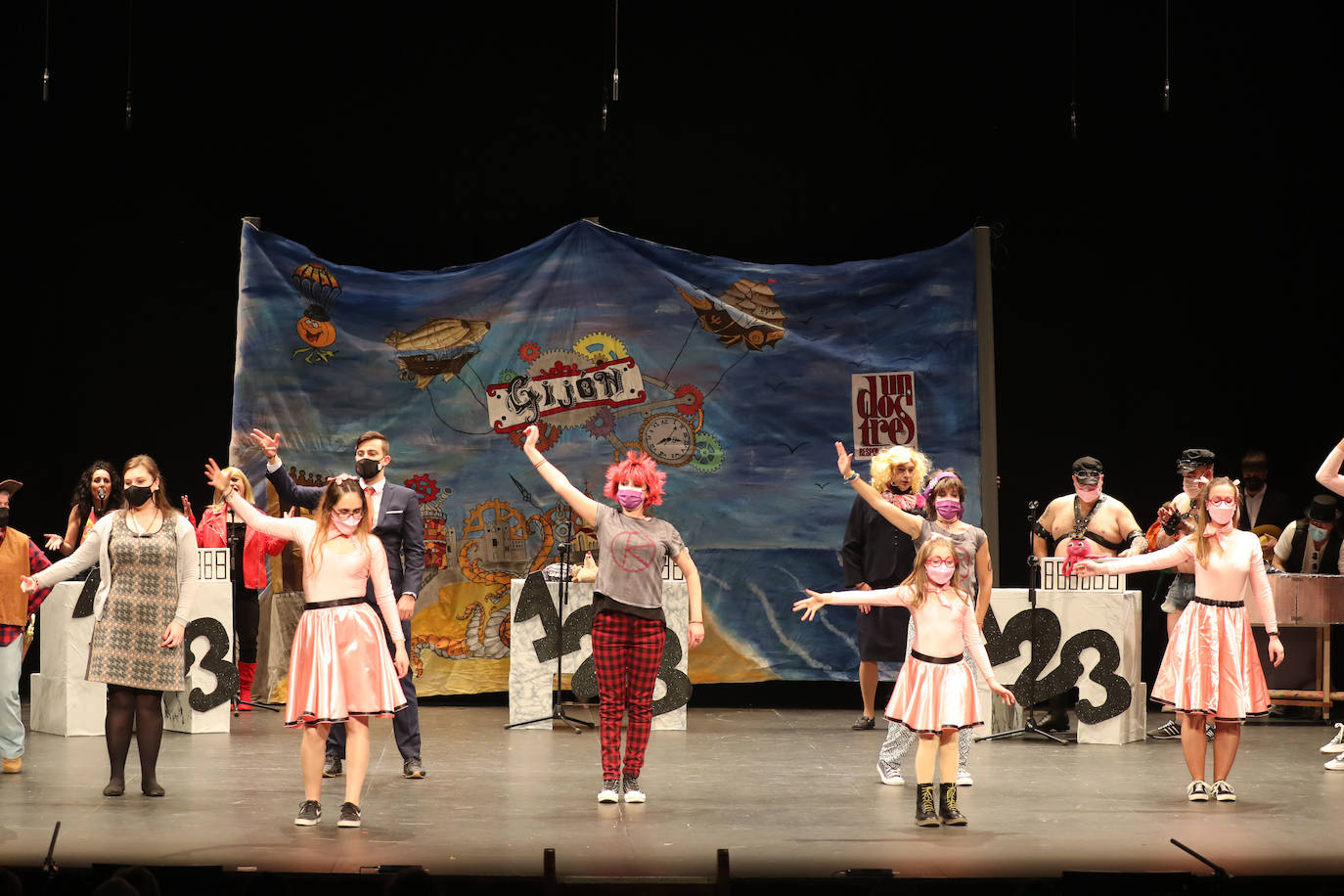 El público se entregó a las seis charangas que participaron ayer en el tradicional concurso en el Jovellanos. La Sardina bajó al escenario para bailar la 'Conga de Covadonga'