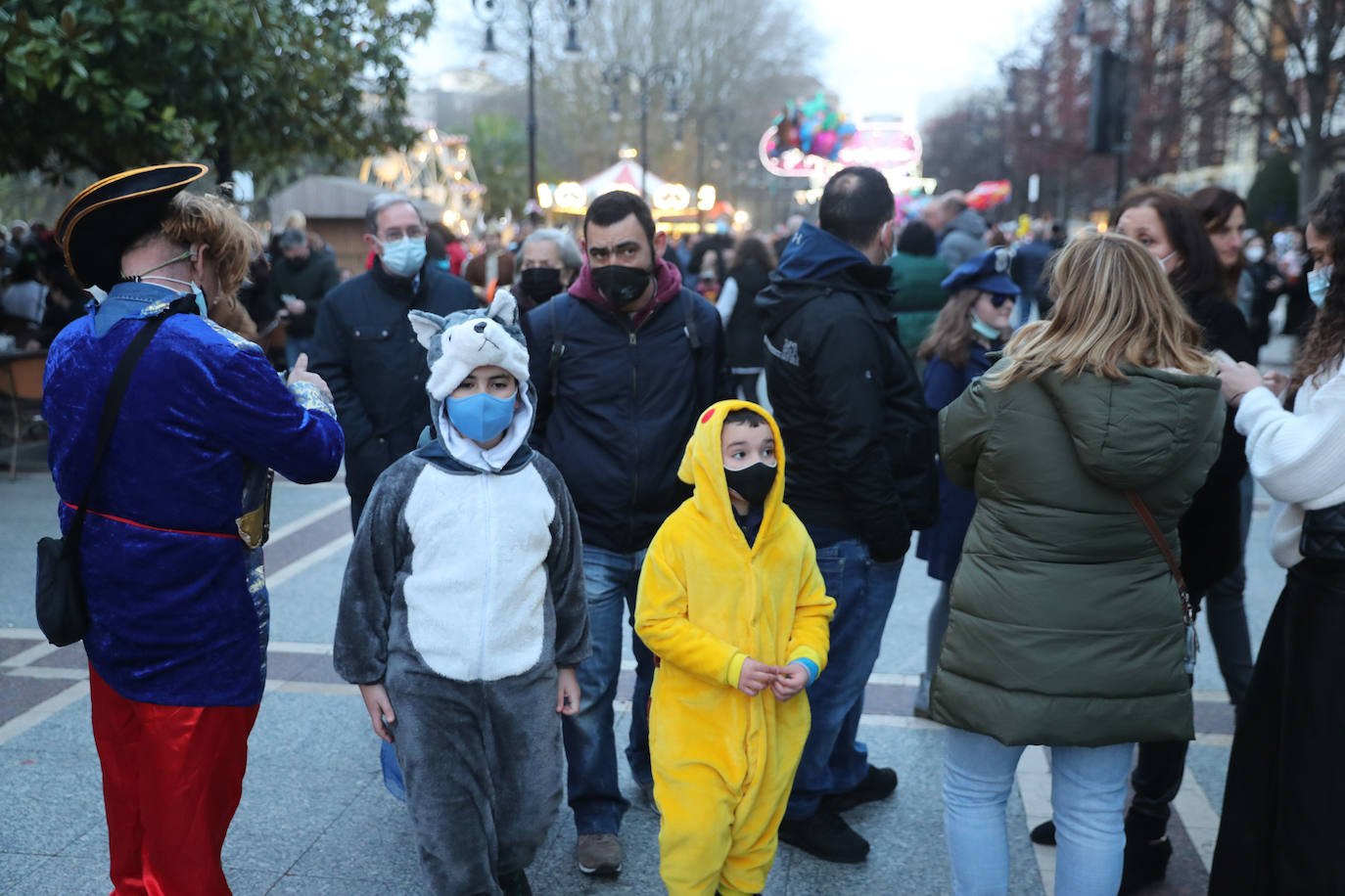 El público se entregó a las seis charangas que participaron ayer en el tradicional concurso en el Jovellanos. La Sardina bajó al escenario para bailar la 'Conga de Covadonga'