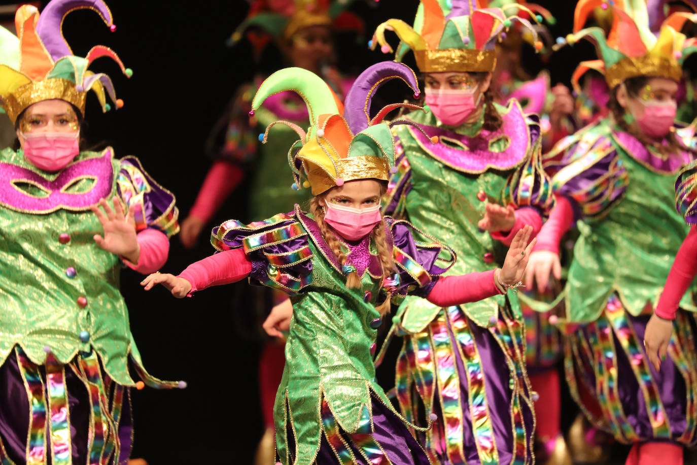 El público se entregó a las seis charangas que participaron ayer en el tradicional concurso en el Jovellanos. La Sardina bajó al escenario para bailar la 'Conga de Covadonga'