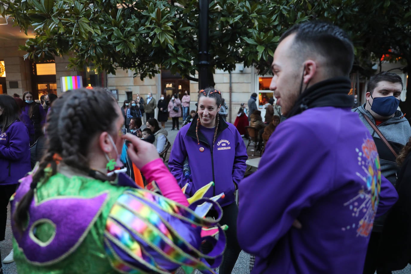 El público se entregó a las seis charangas que participaron ayer en el tradicional concurso en el Jovellanos. La Sardina bajó al escenario para bailar la 'Conga de Covadonga'