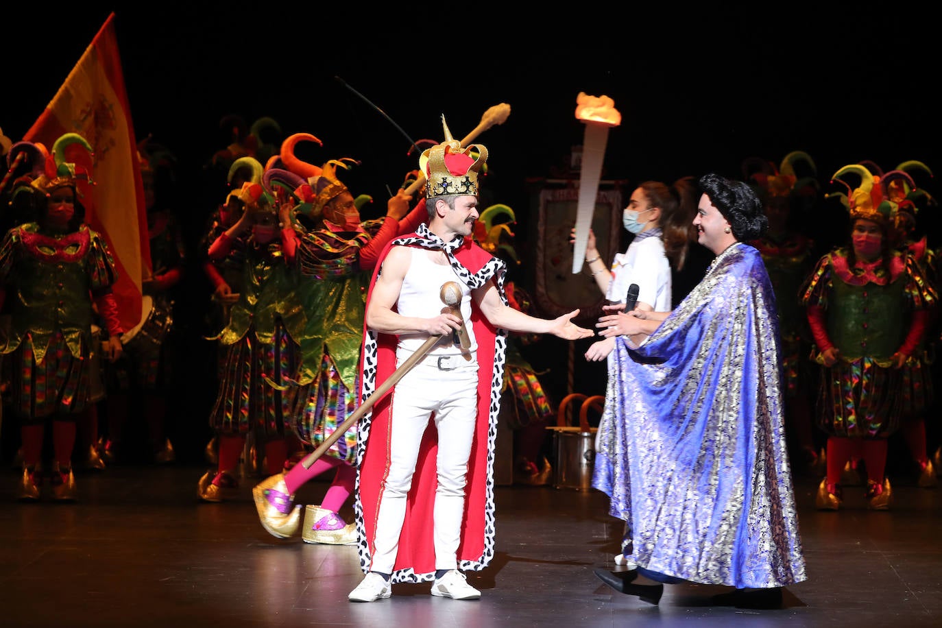 El público se entregó a las seis charangas que participaron ayer en el tradicional concurso en el Jovellanos. La Sardina bajó al escenario para bailar la 'Conga de Covadonga'