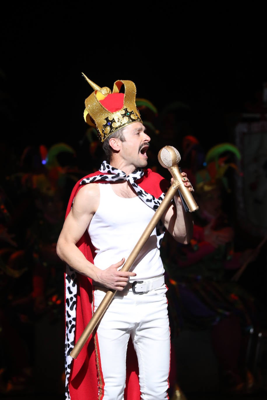 El público se entregó a las seis charangas que participaron ayer en el tradicional concurso en el Jovellanos. La Sardina bajó al escenario para bailar la 'Conga de Covadonga'