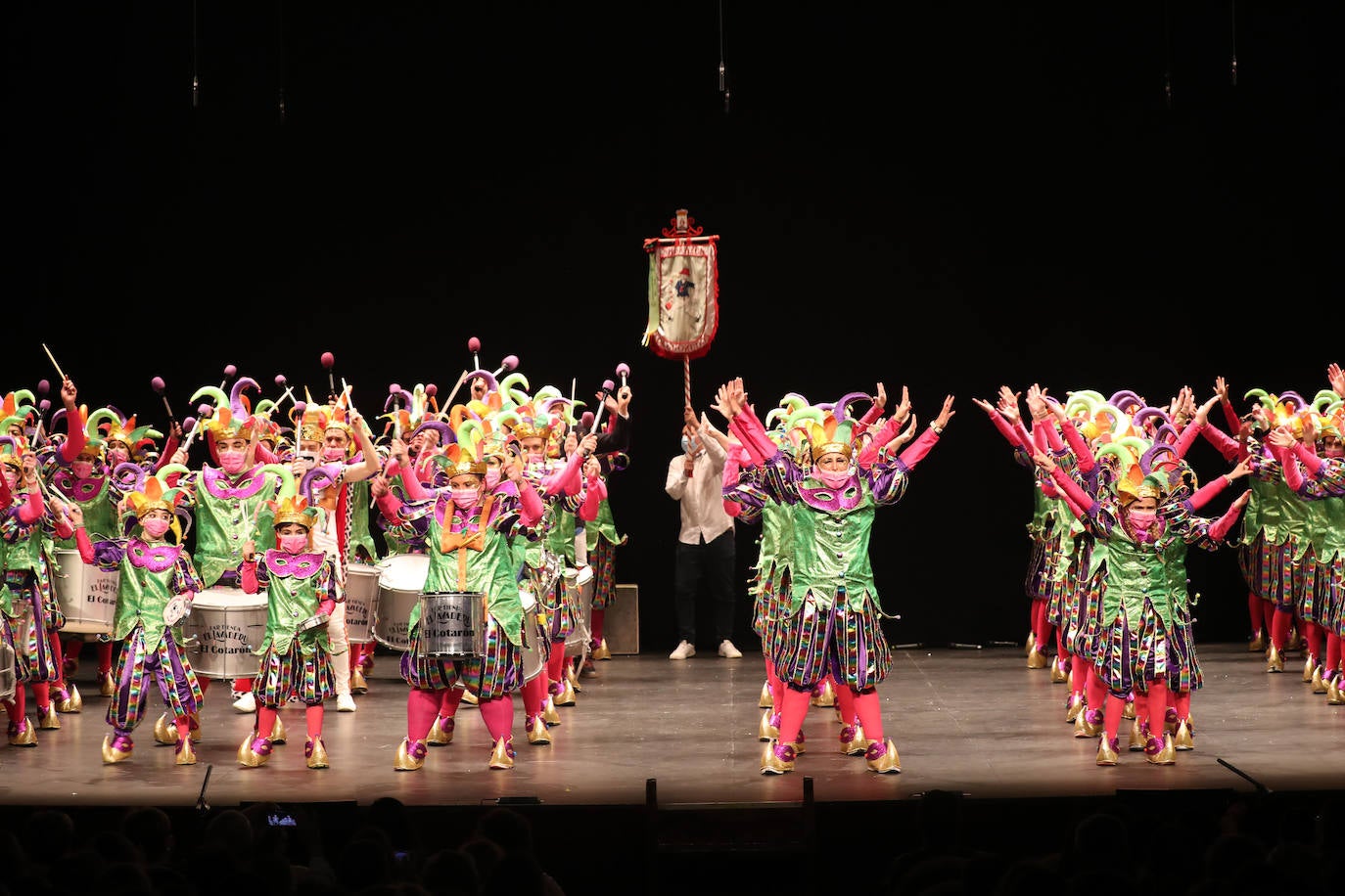 El público se entregó a las seis charangas que participaron ayer en el tradicional concurso en el Jovellanos. La Sardina bajó al escenario para bailar la 'Conga de Covadonga'