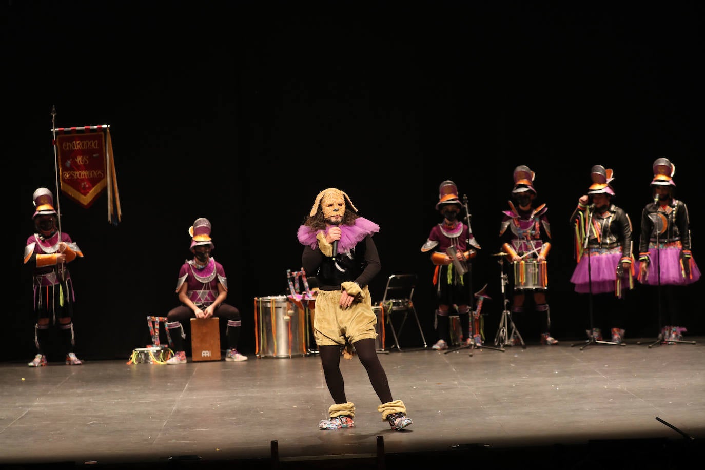 El público se entregó a las seis charangas que participaron ayer en el tradicional concurso en el Jovellanos. La Sardina bajó al escenario para bailar la 'Conga de Covadonga'