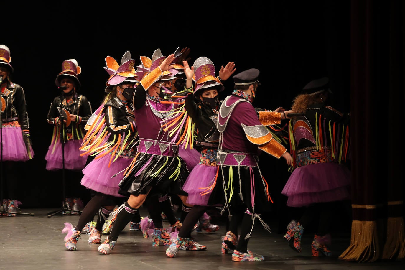 El público se entregó a las seis charangas que participaron ayer en el tradicional concurso en el Jovellanos. La Sardina bajó al escenario para bailar la 'Conga de Covadonga'