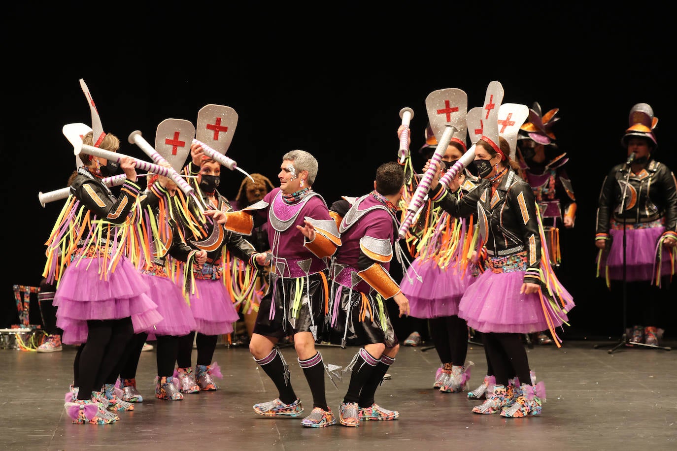 El público se entregó a las seis charangas que participaron ayer en el tradicional concurso en el Jovellanos. La Sardina bajó al escenario para bailar la 'Conga de Covadonga'