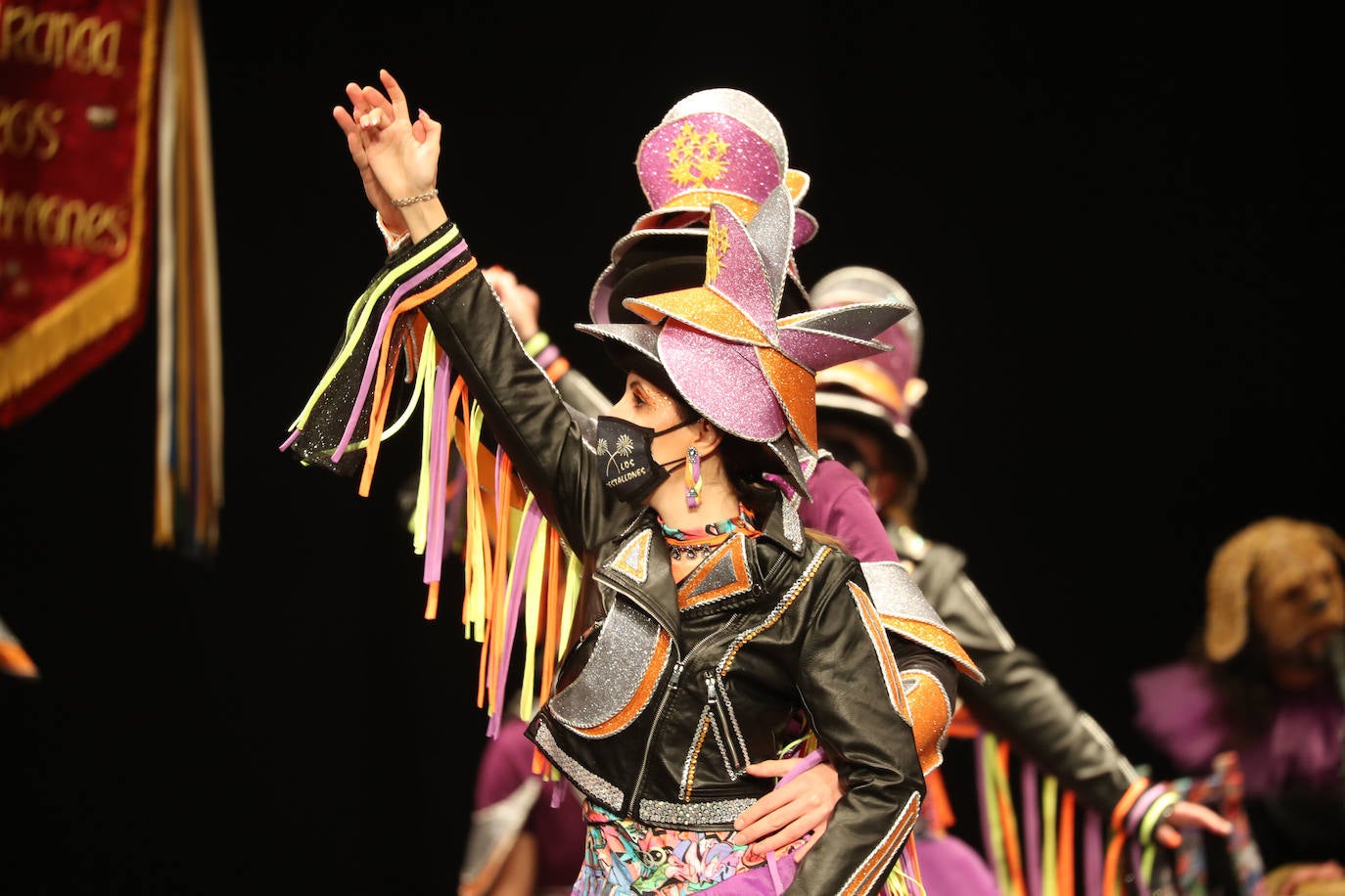 El público se entregó a las seis charangas que participaron ayer en el tradicional concurso en el Jovellanos. La Sardina bajó al escenario para bailar la 'Conga de Covadonga'