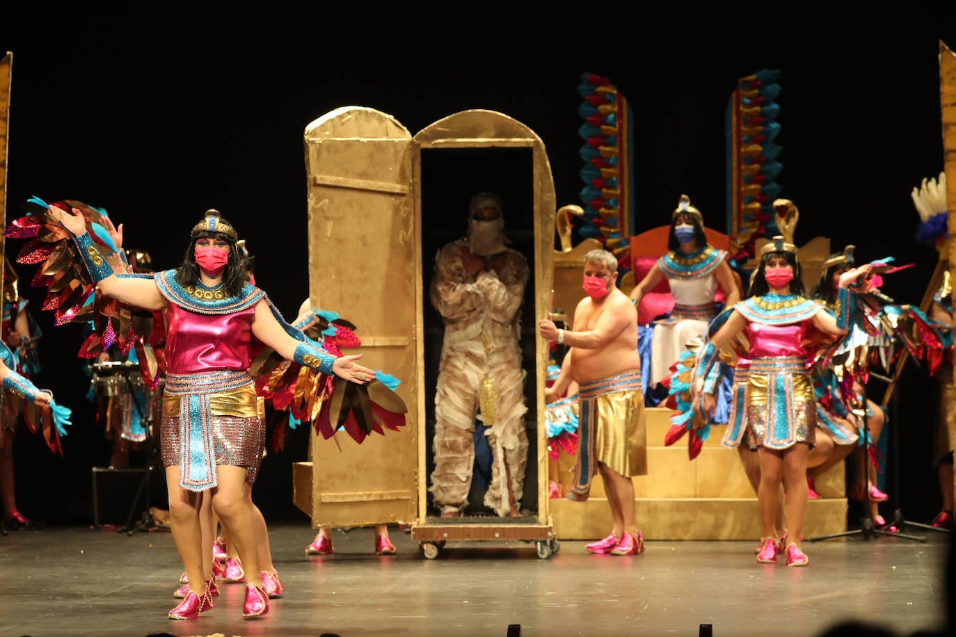 El público se entregó a las seis charangas que participaron ayer en el tradicional concurso en el Jovellanos. La Sardina bajó al escenario para bailar la 'Conga de Covadonga'