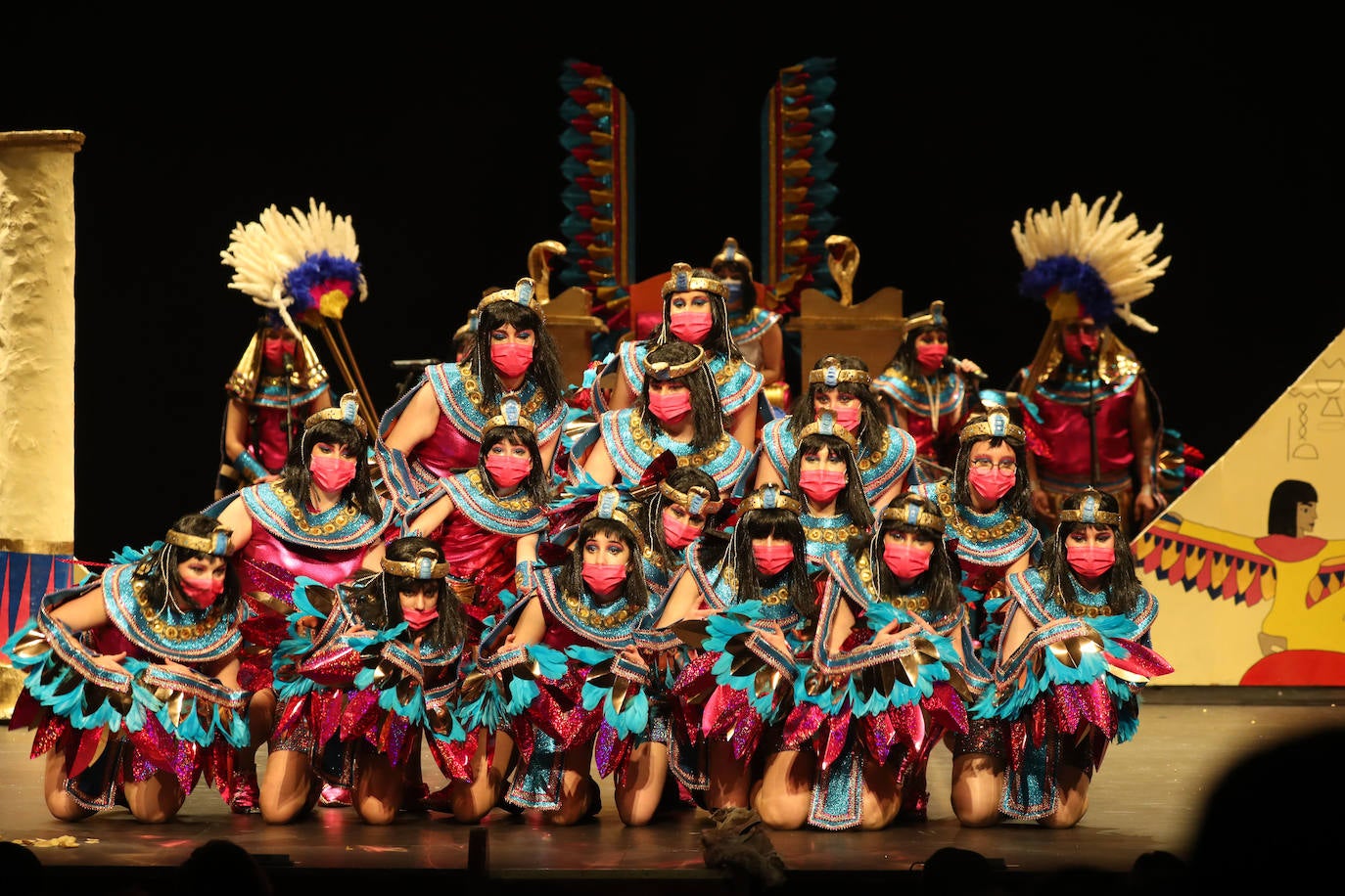 El público se entregó a las seis charangas que participaron ayer en el tradicional concurso en el Jovellanos. La Sardina bajó al escenario para bailar la 'Conga de Covadonga'