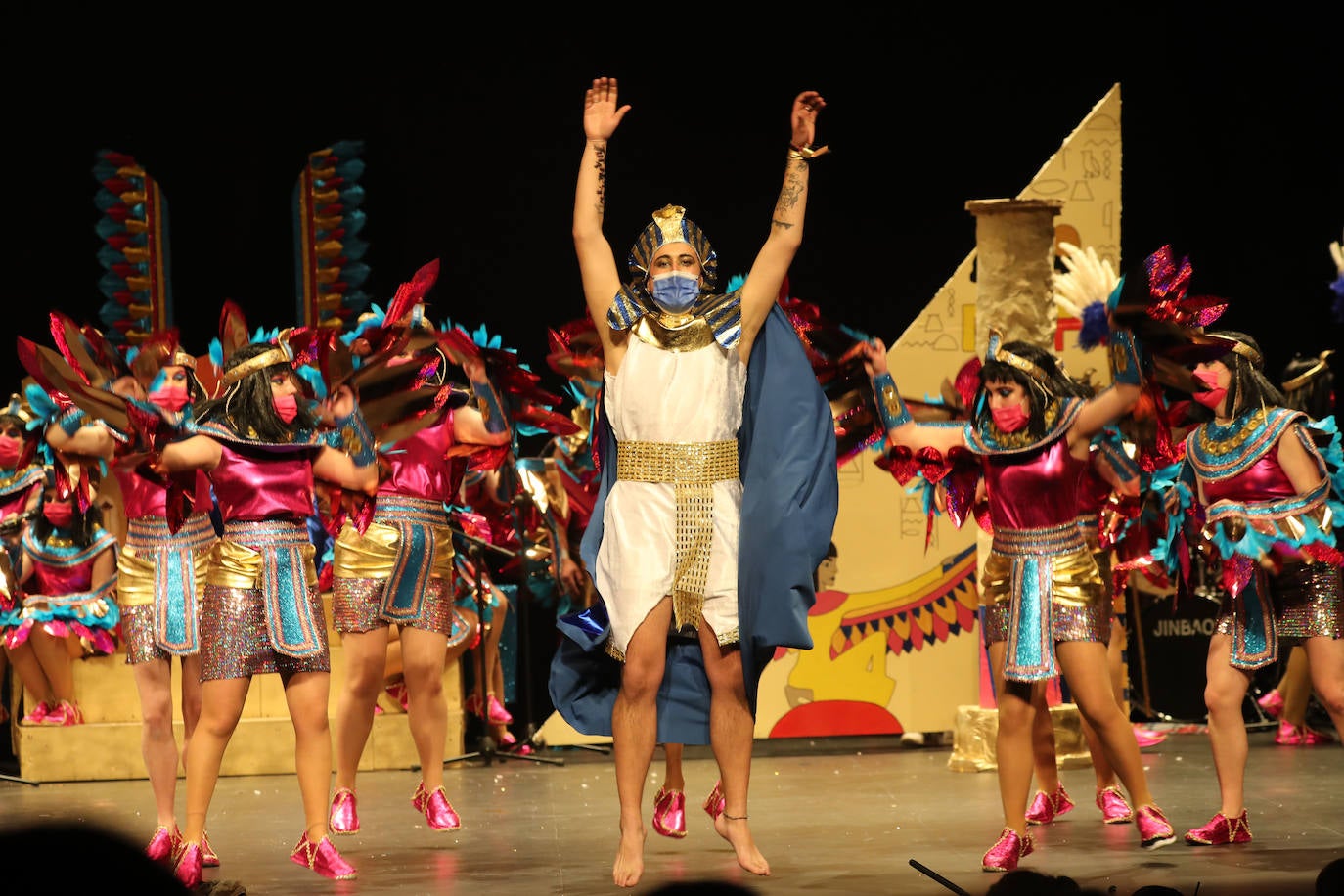 El público se entregó a las seis charangas que participaron ayer en el tradicional concurso en el Jovellanos. La Sardina bajó al escenario para bailar la 'Conga de Covadonga'