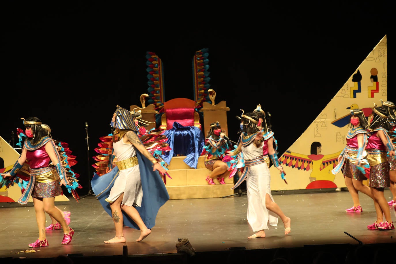 El público se entregó a las seis charangas que participaron ayer en el tradicional concurso en el Jovellanos. La Sardina bajó al escenario para bailar la 'Conga de Covadonga'