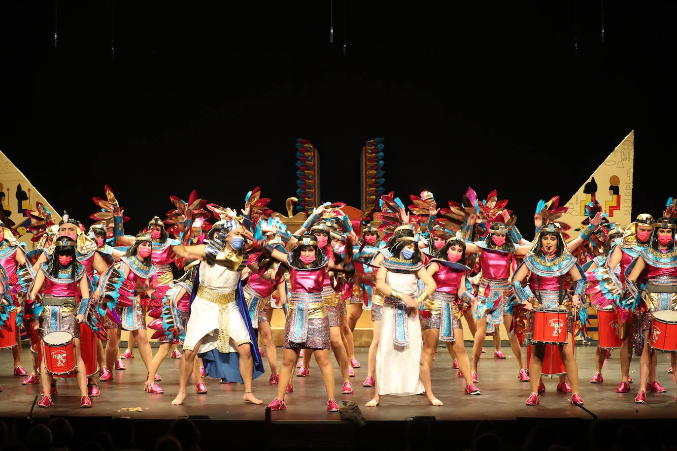 El público se entregó a las seis charangas que participaron ayer en el tradicional concurso en el Jovellanos. La Sardina bajó al escenario para bailar la 'Conga de Covadonga'