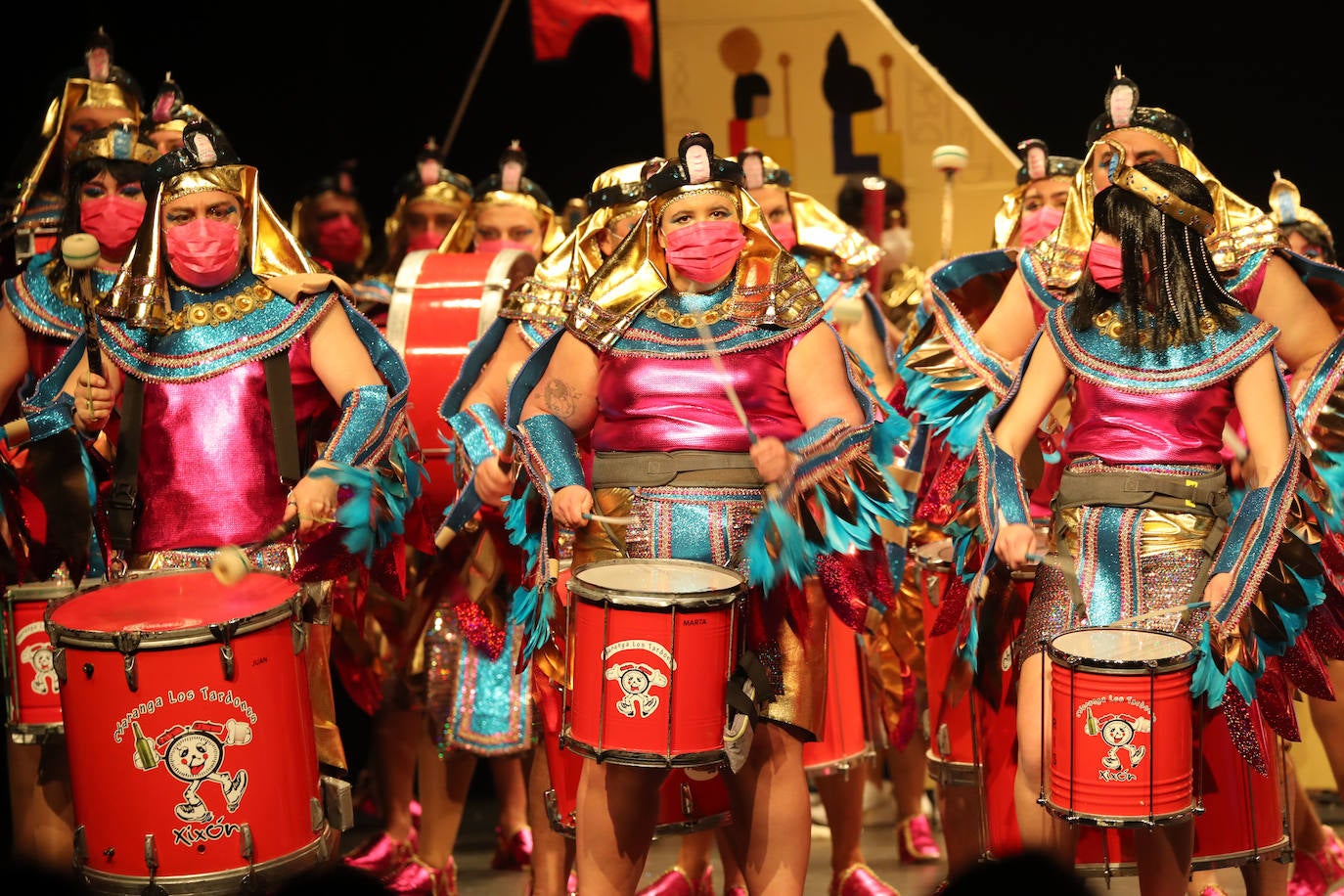 El público se entregó a las seis charangas que participaron ayer en el tradicional concurso en el Jovellanos. La Sardina bajó al escenario para bailar la 'Conga de Covadonga'