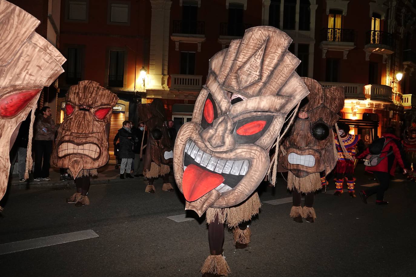 El desfile del Carnaval volvió a las calles de Ribadesella. El ritmo y color dio vida a la villa con una gran variedad de atuendos que alegraron a los vecinos hasta la medianoche.