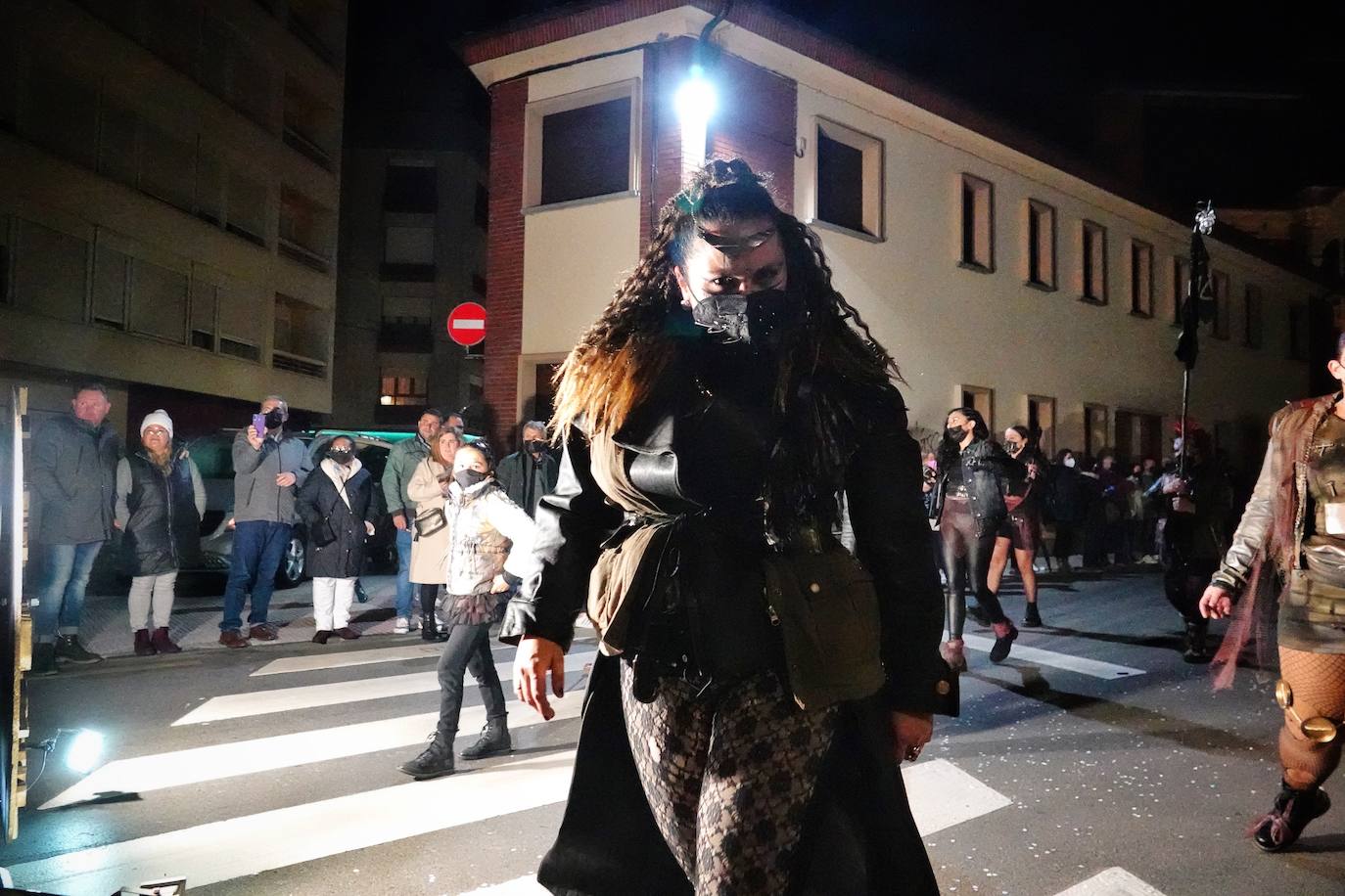 El desfile del Carnaval volvió a las calles de Ribadesella. El ritmo y color dio vida a la villa con una gran variedad de atuendos que alegraron a los vecinos hasta la medianoche.