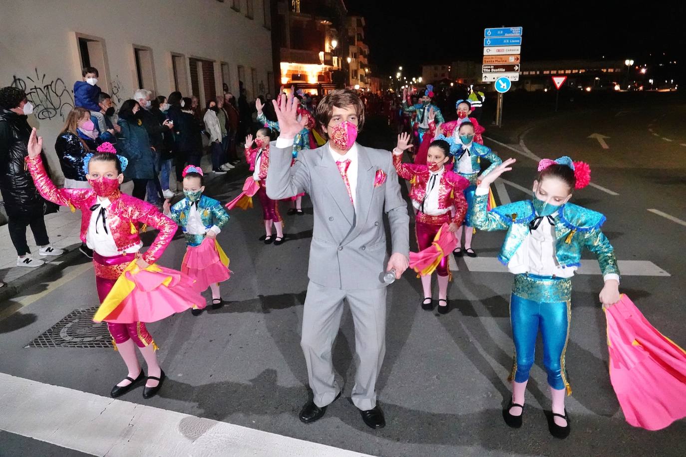 El desfile del Carnaval volvió a las calles de Ribadesella. El ritmo y color dio vida a la villa con una gran variedad de atuendos que alegraron a los vecinos hasta la medianoche.