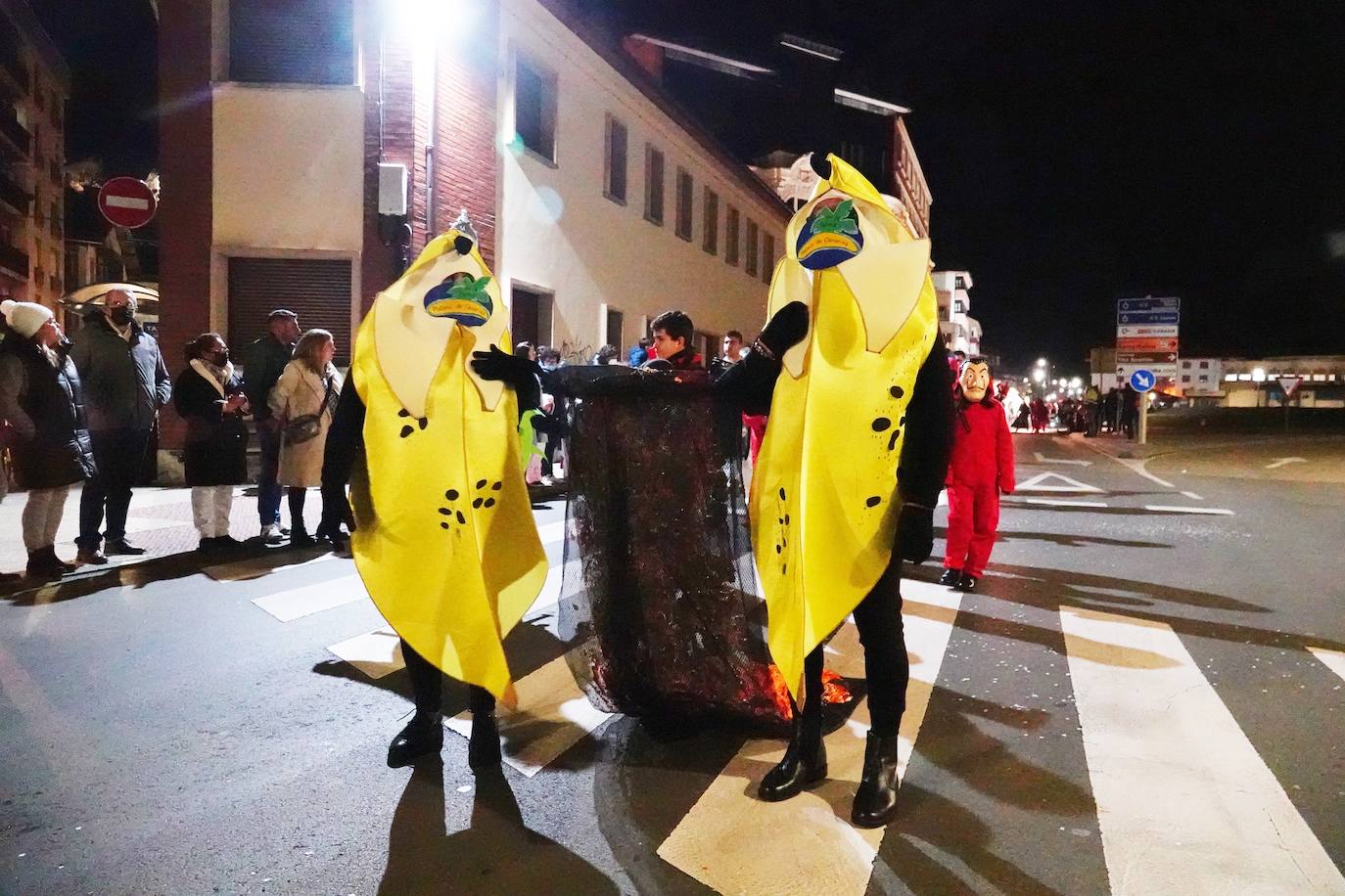 El desfile del Carnaval volvió a las calles de Ribadesella. El ritmo y color dio vida a la villa con una gran variedad de atuendos que alegraron a los vecinos hasta la medianoche.