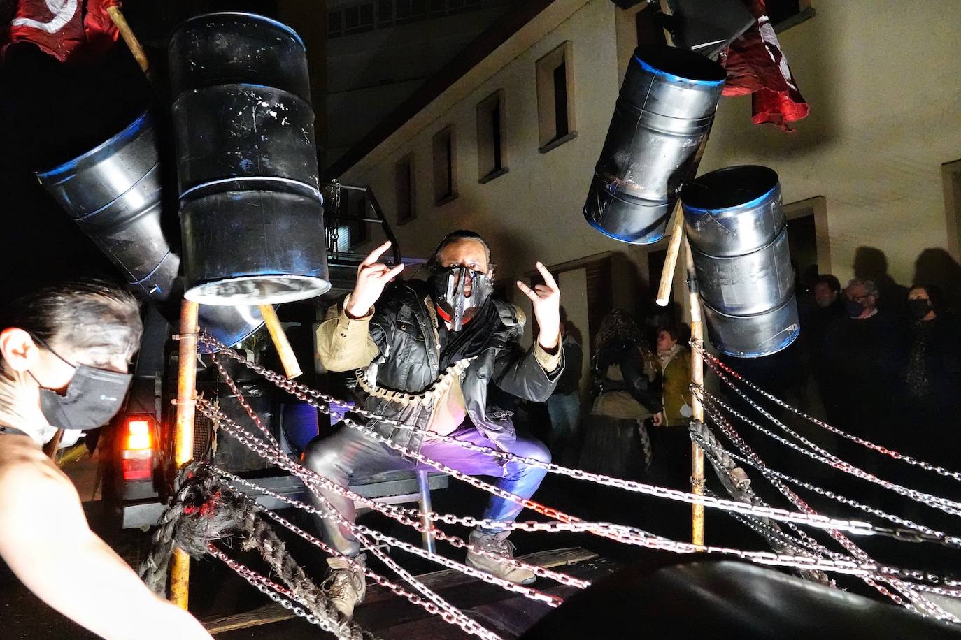 El desfile del Carnaval volvió a las calles de Ribadesella. El ritmo y color dio vida a la villa con una gran variedad de atuendos que alegraron a los vecinos hasta la medianoche.