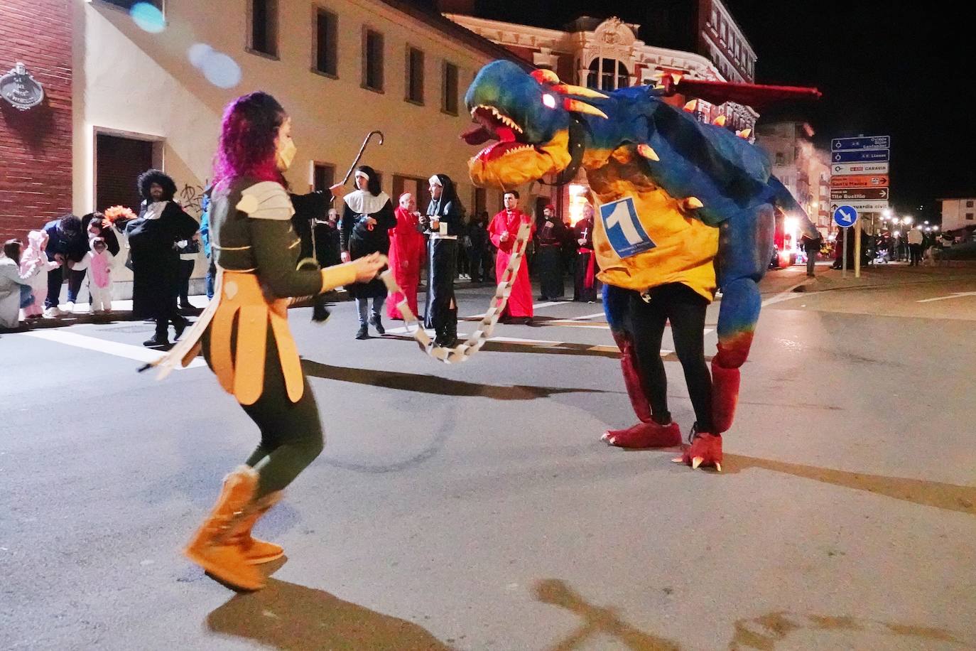 El desfile del Carnaval volvió a las calles de Ribadesella. El ritmo y color dio vida a la villa con una gran variedad de atuendos que alegraron a los vecinos hasta la medianoche.