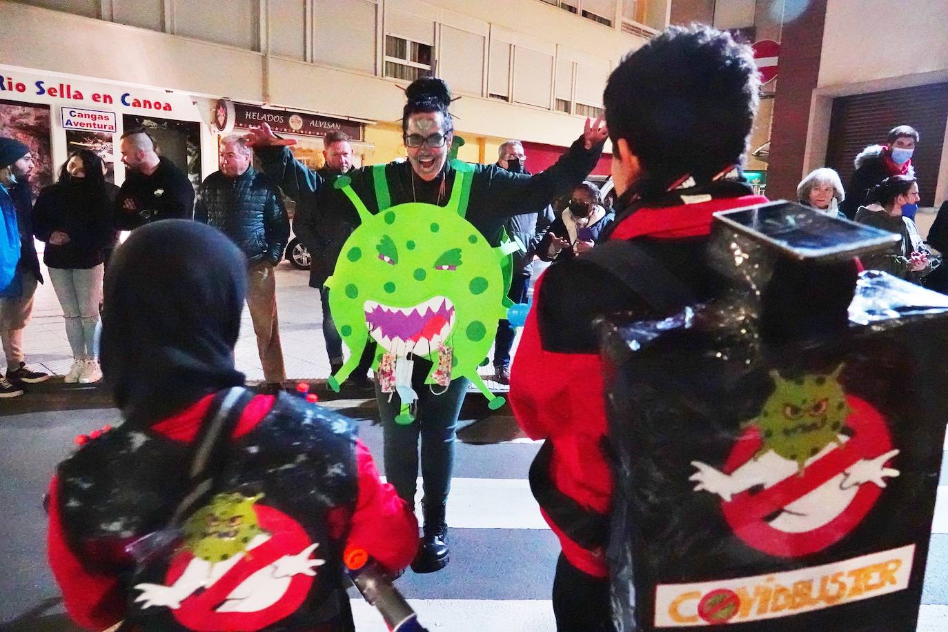 El desfile del Carnaval volvió a las calles de Ribadesella. El ritmo y color dio vida a la villa con una gran variedad de atuendos que alegraron a los vecinos hasta la medianoche.