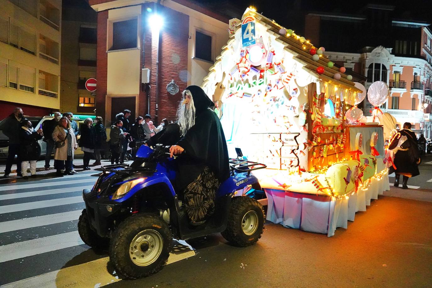 El desfile del Carnaval volvió a las calles de Ribadesella. El ritmo y color dio vida a la villa con una gran variedad de atuendos que alegraron a los vecinos hasta la medianoche.