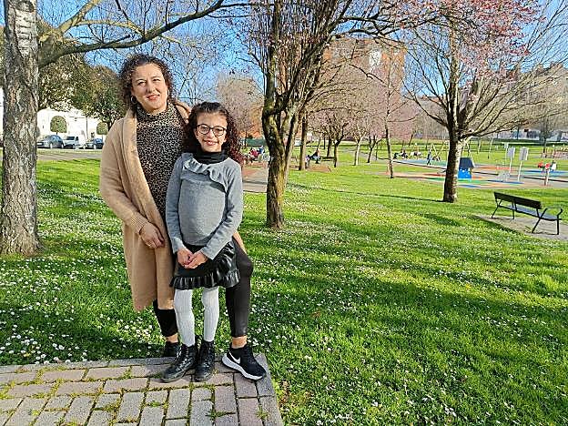 Rebeca Abarca junto a su hija Marina. 