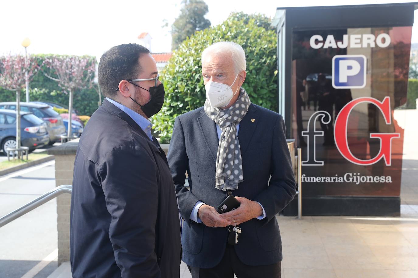 Personalidades de distintos ámbitos acuden al Tanatorio de Cabueñes para ofrecer su pésame a la viuda y los hijos del expresidente del Sporting, José Fernández, fallecido este domingo