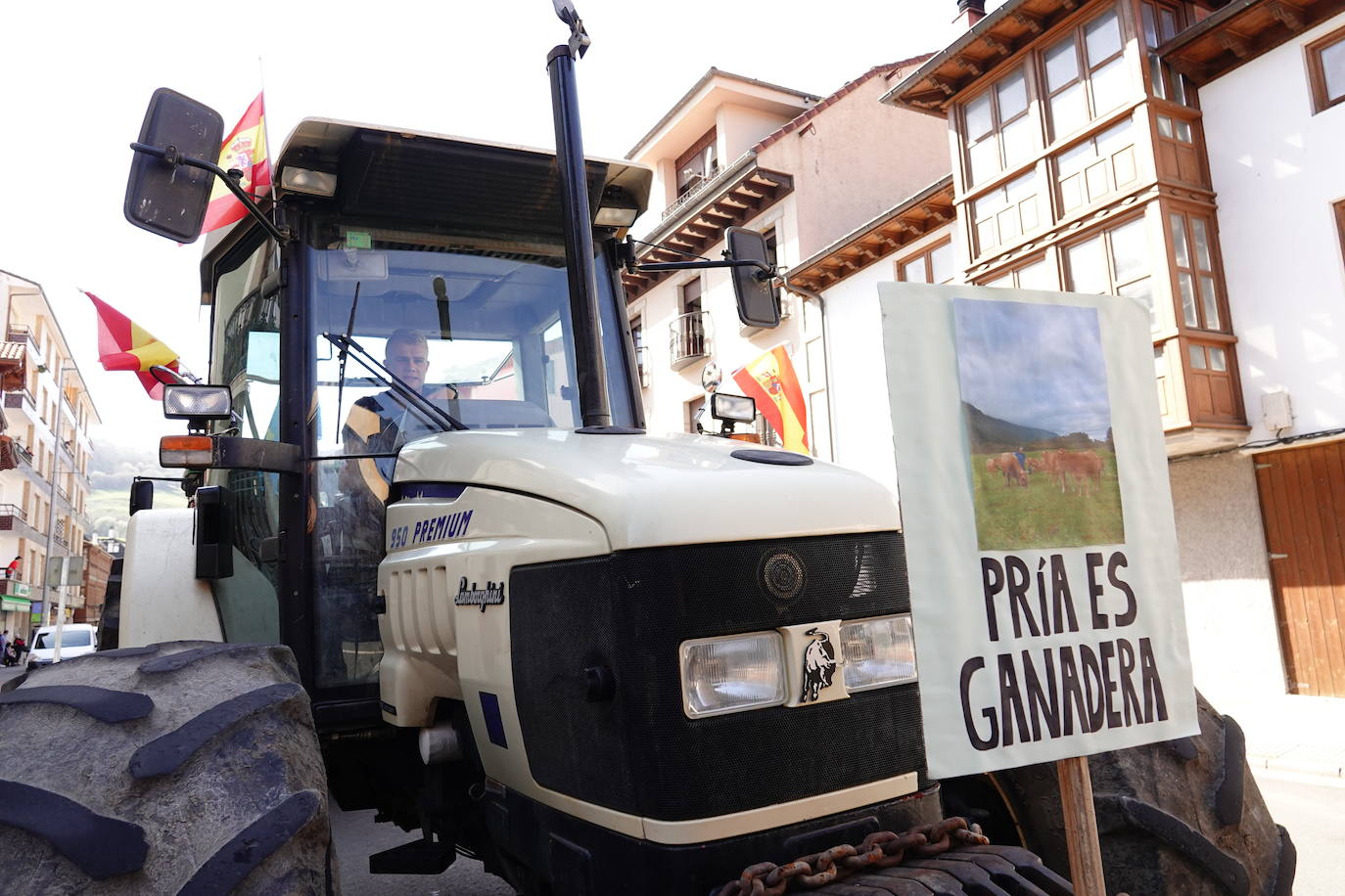 Una tractorada por el futuro de la ganadería y la agricultura en la comarca oriental de Asturias, convocada por la Asociación de Ganaderos y Agricultores del oriente de Asturias (Ganagri), recorrió este mediodía los 3,5 km que separan Suarías de Panes, capital de Peñamellera Baja por la carretera la carretera N-621