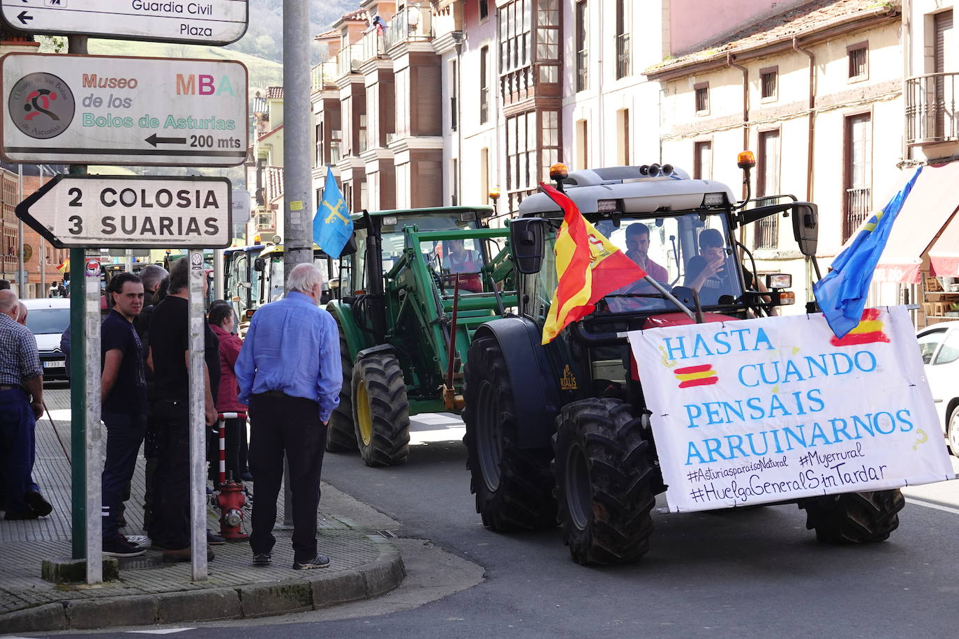 Una tractorada por el futuro de la ganadería y la agricultura en la comarca oriental de Asturias, convocada por la Asociación de Ganaderos y Agricultores del oriente de Asturias (Ganagri), recorrió este mediodía los 3,5 km que separan Suarías de Panes, capital de Peñamellera Baja por la carretera la carretera N-621