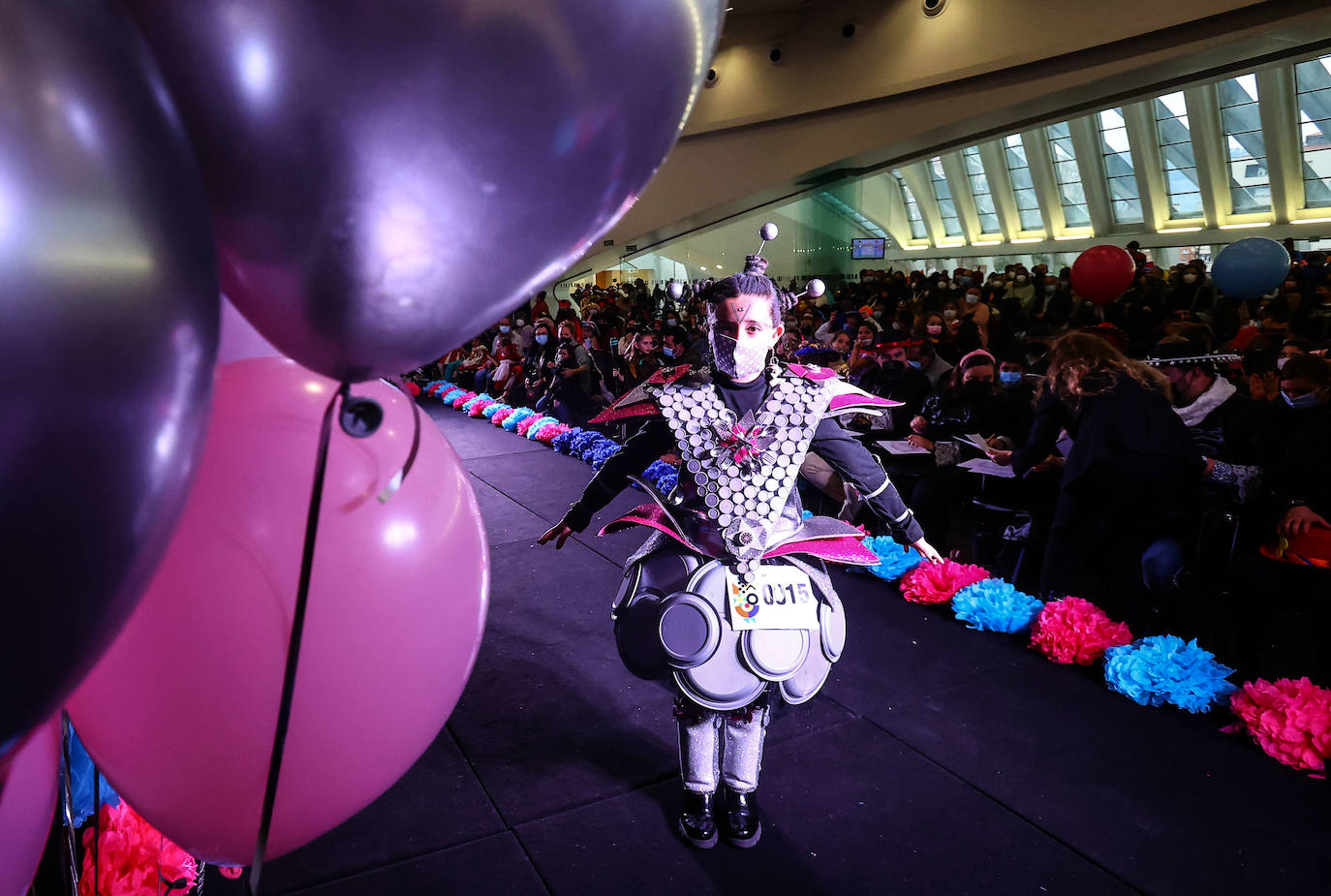 El Carnaval en Oviedo ha arrancado de la mano de los más pequeños en un Palacio de Exposiciones y Congresos repleto de personajes de Disney, Marvel y Star Wars, de animales, payasos, samuráis, dinosaurios y un sinfín de ideas originales que vistieron los niño. El jurado ha distinguido con el primer premio en la categoría por parejas a 'Maléfica y su cuervo' y en la individual a 'El búho de cartón' en la fiesta infantil. 